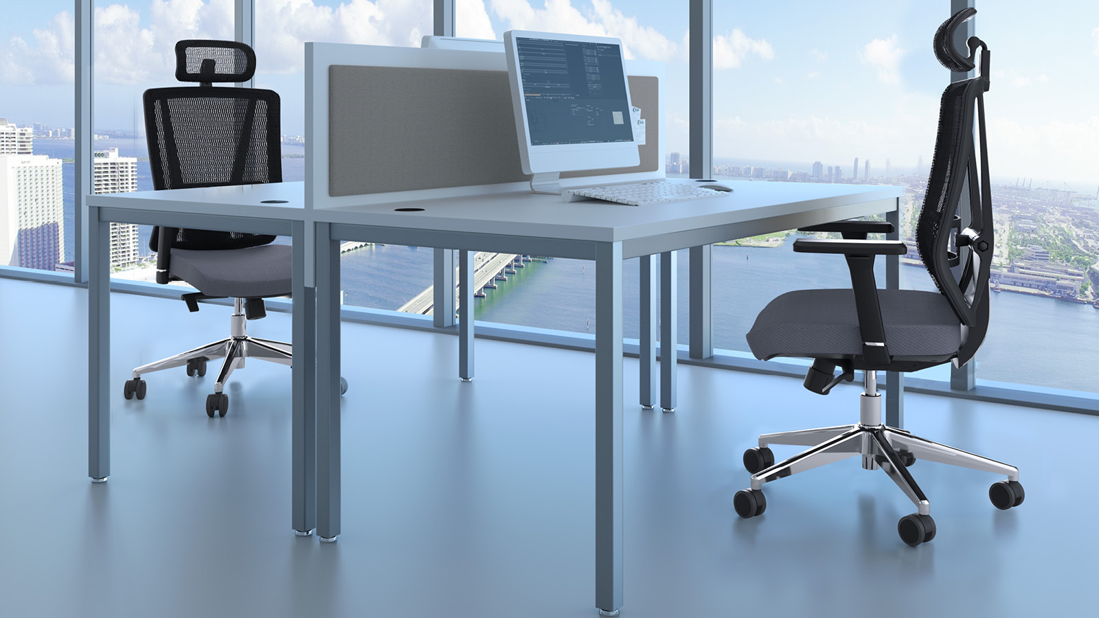 Małe biuro wyposażone w biurka do pracy zespołowej, rozdzielone panelem, uzupełnione w krzesła z oparciem siatkowym.